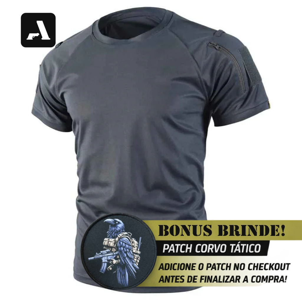 Camiseta tática cinza com patch de corvo armado, ideal para uso diário e operações táticas.