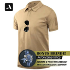 Camisa tática bege com patch de corvo e óculos, ideal para uso diário e atividades ao ar livre.